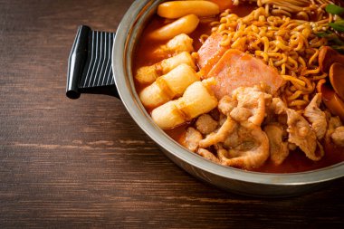 Budae Jjigae ya da Budaejjigae (ordu yahnisi ya da ordu üssü). Kimchi, konserve jambon, sosis, ramen eriştesi ve çok daha popüler Kore usulü sıcak yemek ile dolu.