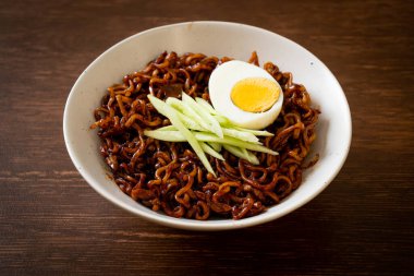 Kore fasulye soslu Anında Erişte salatalık ve haşlanmış yumurta (Jajangmyeon veya Jjajangmyeon) - Kore yemek tarzı