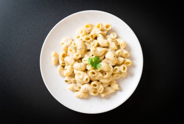 Fırında makarna ve peynir.