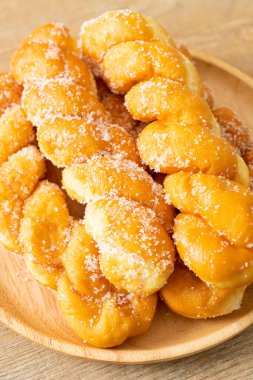 Tahta tabakta, sarmal şekilli şekerli çörek.