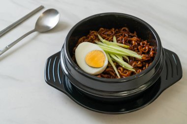 Kore fasulye soslu Anında Erişte salatalık ve haşlanmış yumurta (Jajangmyeon veya Jjajangmyeon) - Kore yemek tarzı