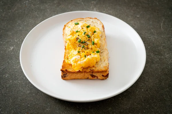 Brottoast Mit Rührei Auf Weißem Teller — Stockfoto