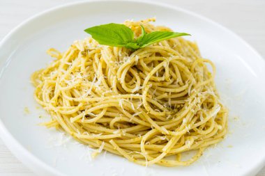 pesto spagetti makarnası - vejetaryen yemeği ve İtalyan yemeği tarzı