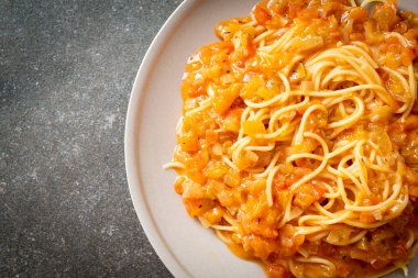 Kremalı domates soslu spagetti makarna veya pembe sos.