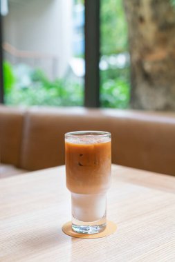 Kafe ve restoranda buzlu kahve bardağı.