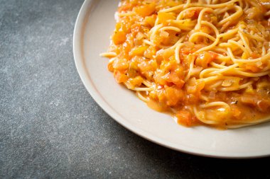Kremalı domates soslu spagetti makarna veya pembe sos.