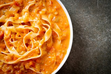 kremalı domates soslu makarna ya da pembe sos.