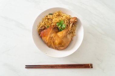 Kurutulmuş erişte ve haşlanmış tavuk kasesi. Asya usulü.