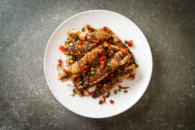 Kızarmış Mantid Karidesi ya da Acılı ve Tuzlu Kerevit Deniz Ürünleri Stili