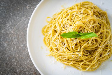 pesto spagetti makarnası - vejetaryen yemeği ve İtalyan yemeği tarzı