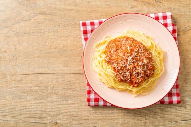 Parmesan peynirli domuz bolonez spagettisi - İtalyan yemeği tarzı.