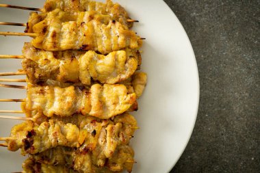 Fıstık soslu domuz eti turşusu salatalık dilimleri ve sirkeli soğan Asya yemeği tarzı.