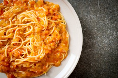 Kremalı domates soslu spagetti makarna veya pembe sos.