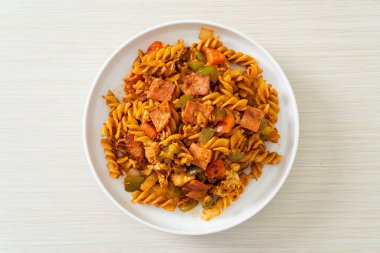 Jambon ve domates soslu kızarmış fusilli makarna.