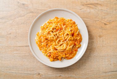 Kremalı domates soslu spagetti makarna veya pembe sos.