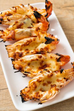 ızgara nehir karidesi veya peynirli karides - deniz ürünleri tarzı