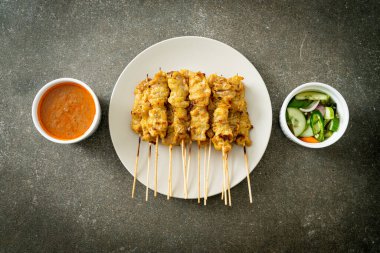 Fıstık soslu domuz eti turşusu salatalık dilimleri ve sirkeli soğan Asya yemeği tarzı.