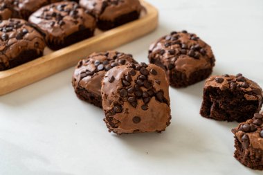 Üstünde çikolata parçacıkları olan çikolatalı browniler.
