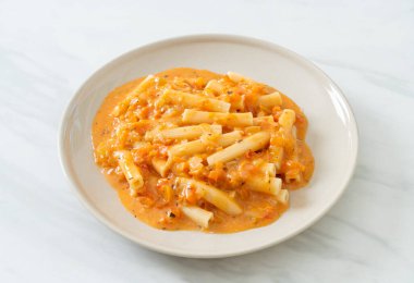 rigatoni penne makarna kremalı domates veya pembe sos