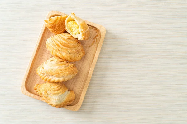 Curry Puff Pastry Stuffed Beans Wooden Plate — Stock Photo, Image