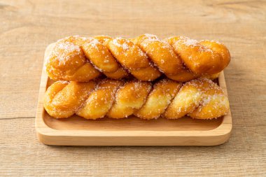 Tahta tabakta, sarmal şekilli şekerli çörek.