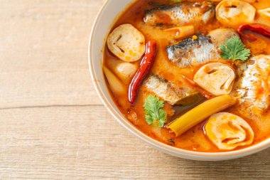 Tom Yum baharatlı çorbada uskumru konservesi - Asya usulü