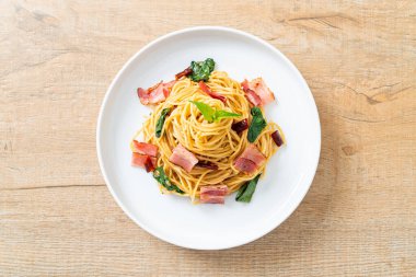 Kurutulmuş acı biber ve pastırmalı ev yapımı kızarmış spagetti.