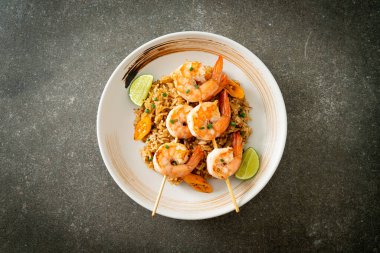 Kızarmış pirinç ve karides şişi.