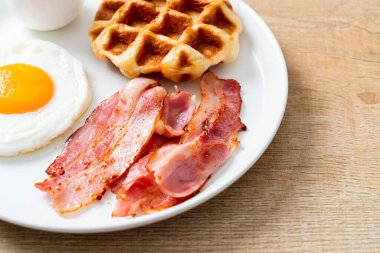 Kahvaltıda pastırmalı yumurta ve waffle.