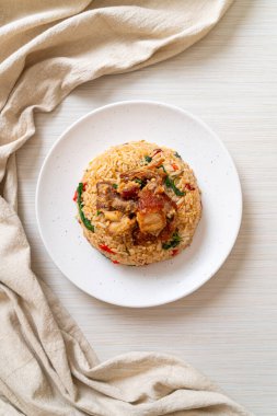 Tayland fesleğenli kızarmış pilav ve çıtır domuz eti Tayland yemeği tarzı.