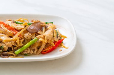 Zencefilli kızarmış tavuk. Asya usulü.