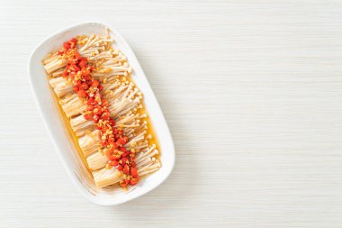 Ev yapımı altın iğneli mantar ya da soya soslu enokitake, kırmızı biber ve sarımsak.