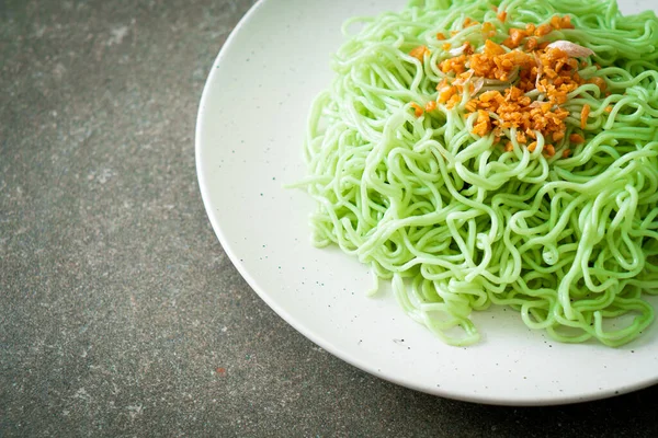 Πράσινο Noodle Νεφρίτη Σκόρδο Στο Πιάτο — Φωτογραφία Αρχείου