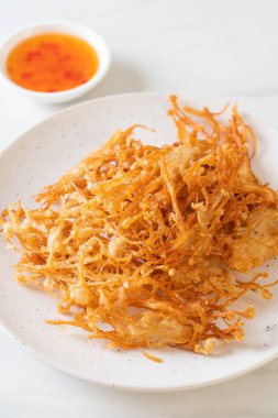 Kızarmış Enoki Mantarı veya Altın İğne Mantarı - vejetaryen ve vejetaryen yemek tarzı