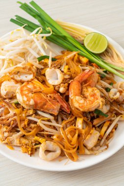 Pad Thai Deniz Ürünleri - Tayland usulü karides, kalamar ya da ahtapot ve tofu ile kızartılmış erişte