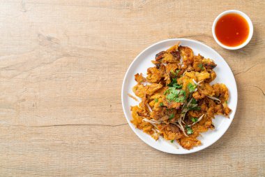 Yumurtalı kızarmış midye krepi - Tayland sokak yemeği tarzı