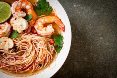 Baharatlı erişte çorbası ve beyaz kasede karides (Tom Yum Kung) - Asya yemeği tarzı