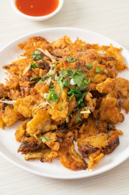 Yumurtalı kızarmış midye krepi - Tayland sokak yemeği tarzı