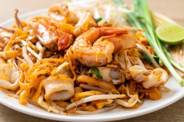 Pad Thai Deniz Ürünleri - Tayland usulü karides, kalamar ya da ahtapot ve tofu ile kızartılmış erişte