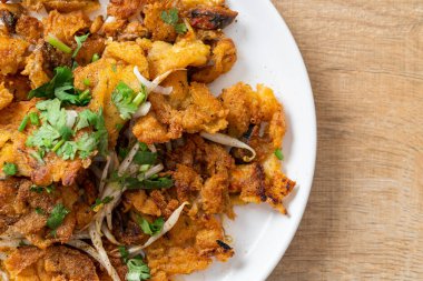 Yumurtalı kızarmış midye krepi - Tayland sokak yemeği tarzı