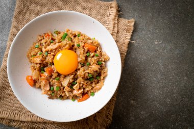 Somon balığı pilavı ve yumurta turşusu. Asya usulü.