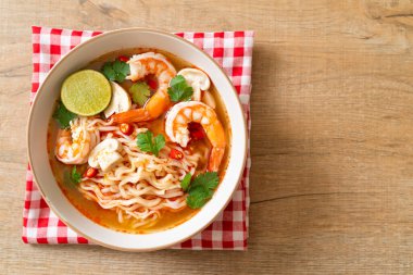 Karidesli baharatlı erişte çorbası (Tom Yum Kung) - Asya yemeği tarzı