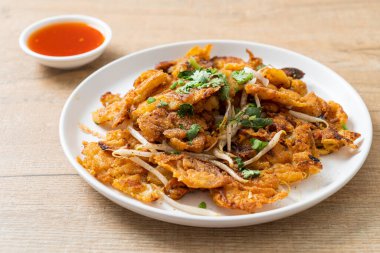 Yumurtalı kızarmış midye krepi - Tayland sokak yemeği tarzı