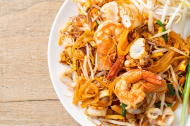 Pad Thai Deniz Ürünleri - Tayland usulü karides, kalamar ya da ahtapot ve tofu ile kızartılmış erişte
