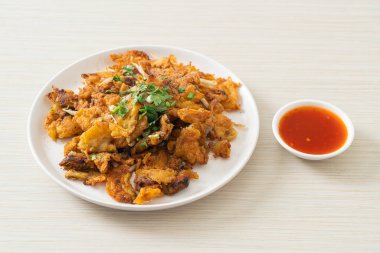 Yumurtalı kızarmış midye krepi - Tayland sokak yemeği tarzı