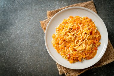 Kremalı domates soslu spagetti makarna veya pembe sos.