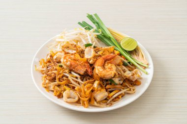 Pad Thai Deniz Ürünleri - Tayland usulü karides, kalamar ya da ahtapot ve tofu ile kızartılmış erişte