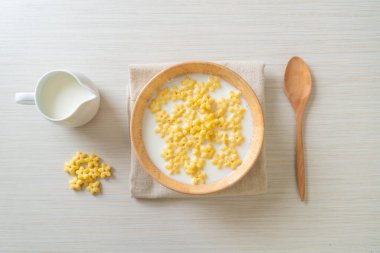 Kahvaltıda taze süt ve tahıl gevreği.