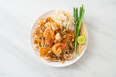 Pad Thai Deniz Ürünleri - Tayland usulü karides, kalamar ya da ahtapot ve tofu ile kızartılmış erişte