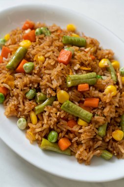 Yeşil bezelyeli kızarmış pirinç, havuç ve mısır - vejetaryen ve sağlıklı gıda tarzı